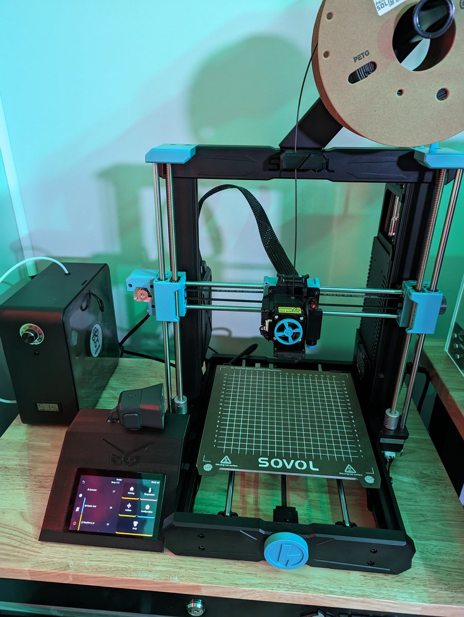 GunplaMark's tweet photo. I'm super pleased with this screen enclosure that I designed for my #sovol #sv06. The printer has been running #klipper since the day I unboxed it, and now the touchscreen is easy to reach and the camera has an adjustable mounting spot. https://t.co/UEgxk2Y6F4