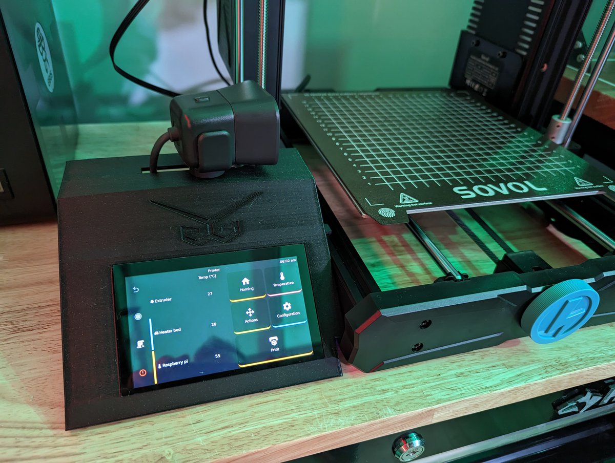 GunplaMark's tweet photo. I'm super pleased with this screen enclosure that I designed for my #sovol #sv06. The printer has been running #klipper since the day I unboxed it, and now the touchscreen is easy to reach and the camera has an adjustable mounting spot. https://t.co/UEgxk2Y6F4