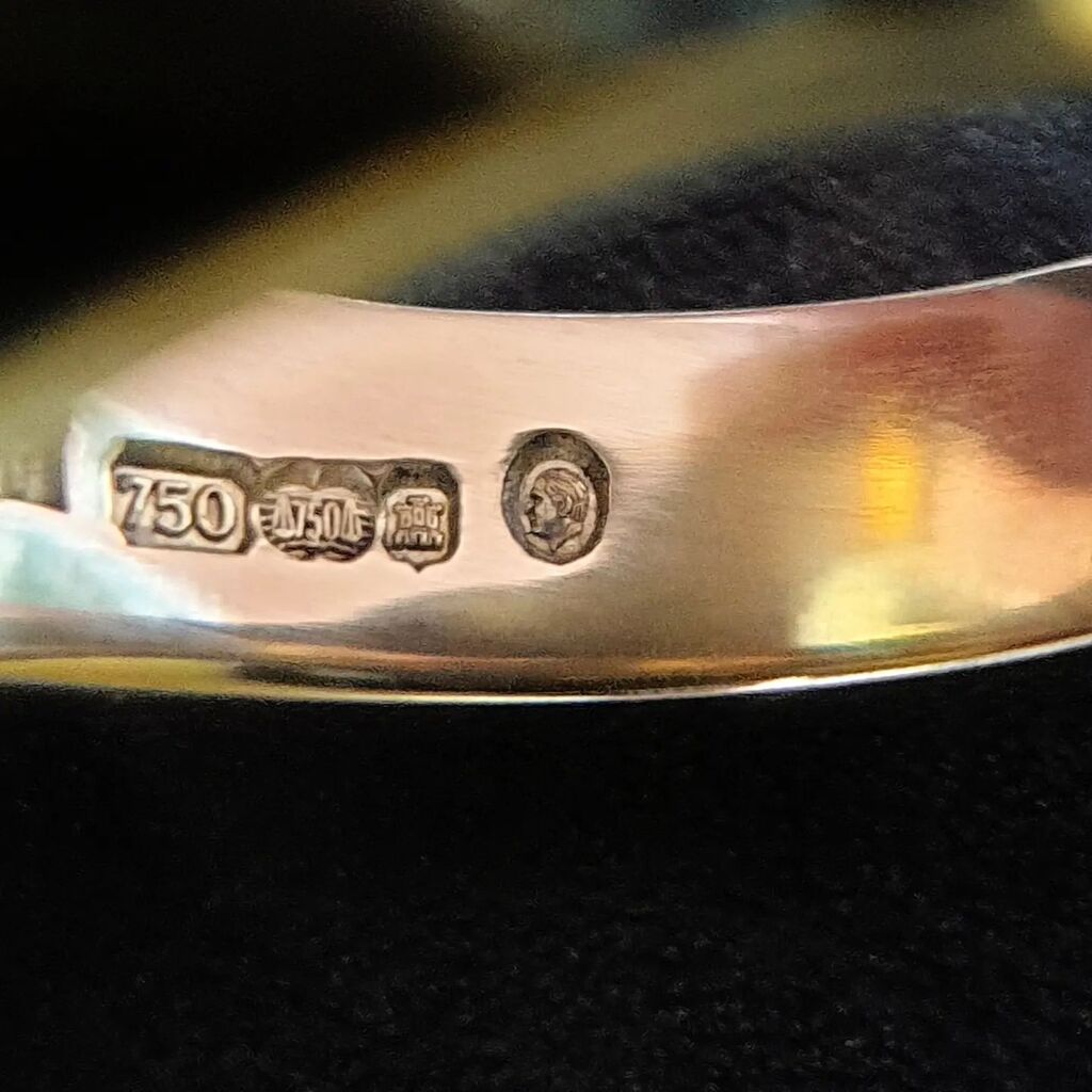 Our first signet rings have started arriving with the new limited edition commemorative hallmark to celebrate the coronation of His Majesty King Charles III...we're so excited to be able to offer limited edition signet rings to our clients!! This hallmar… instagr.am/p/Cq-Lvwpryt1/