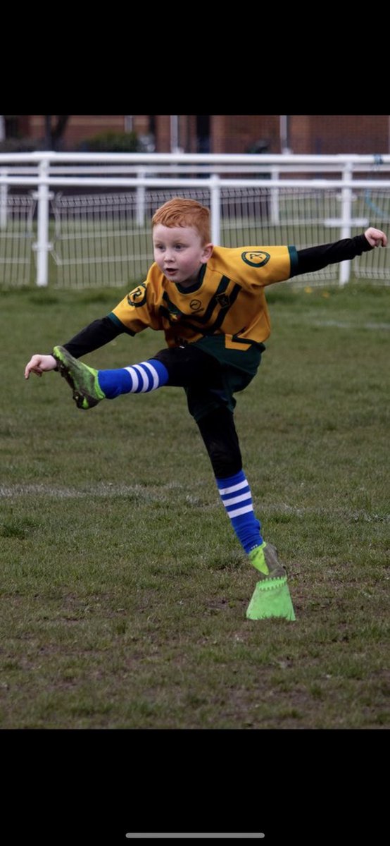 Never shown him how to kick or pass a 🏉 goes to @HunsletClub rugby camp and this gets captured..nailing kicks for fun..just like his old man! #RugbyLeague #startthemyoung #fieldsy10 #hunsletARLFC #U7s @Hunslet_ARLFC