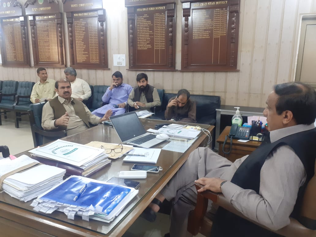dcdgkhan's tweet photo. تونسہ کی نواحی بستیوں کو رودکوہیوں کے سیلابی پانی سے بچاؤ کیلئے ہنگامی اقدامات
کو یقینی بنایا جارہا ہے،محکمہ زراعت ایگریکلچرل ونگ پانی کے کٹاؤ کا رخ سیدھا کرے گا۔ https://t.co/zRxIf1q44u