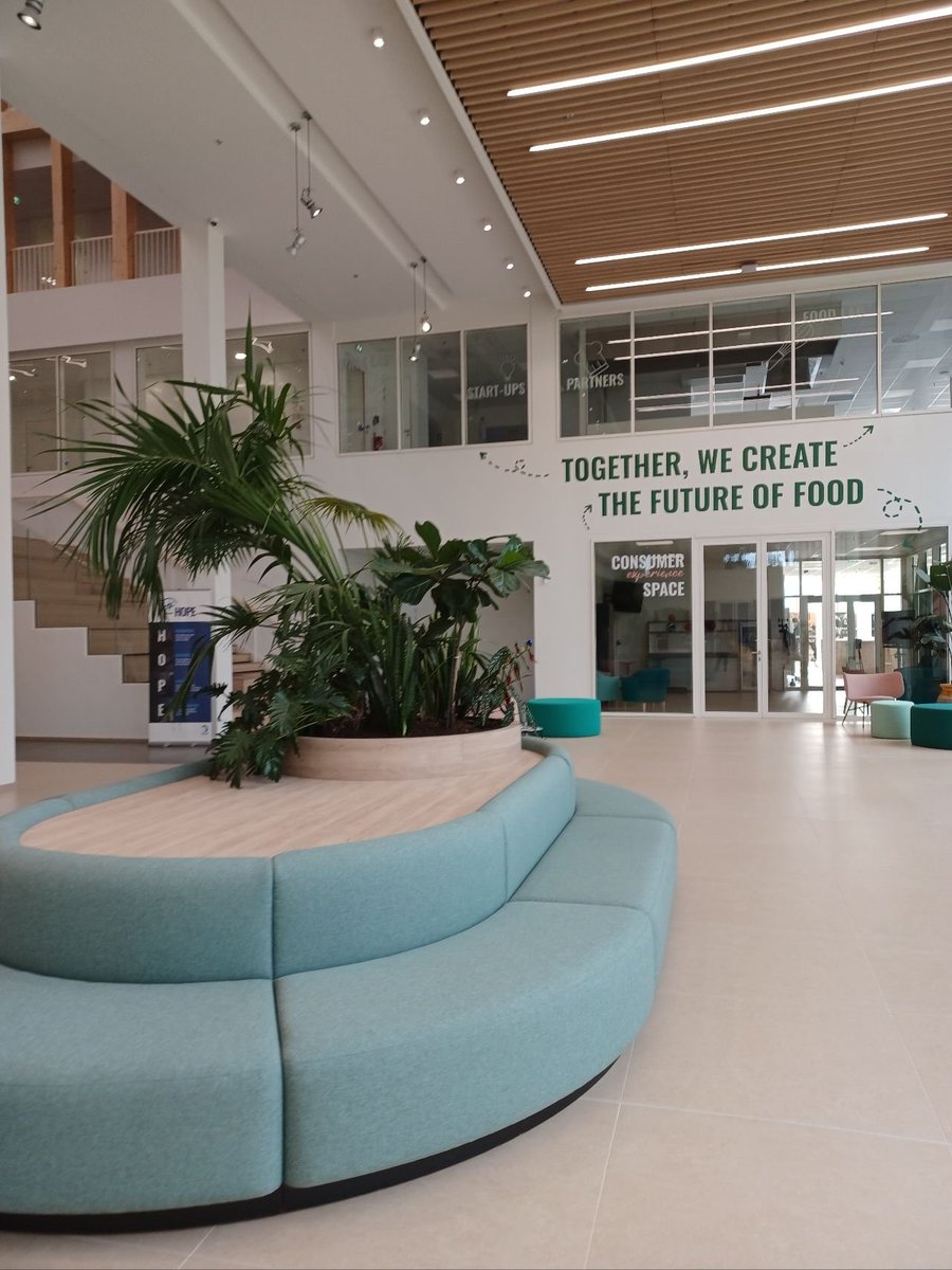 anaherce's tweet photo. 1st time at @Danone 's International R&amp;I Center Daniel Carasso @ #Paris Saclay
👩‍🔬 550 researchers &amp; specialists
🥛 1900 strains of ferments
5️⃣ floors
9️⃣0️⃣0️⃣ sqm
🌳 BCorp-branded
&amp; of course, lots of great products!
#hub #health #food #nutrition #environment #france #yogurt #water https://t.co/O6Vy7K0KW3