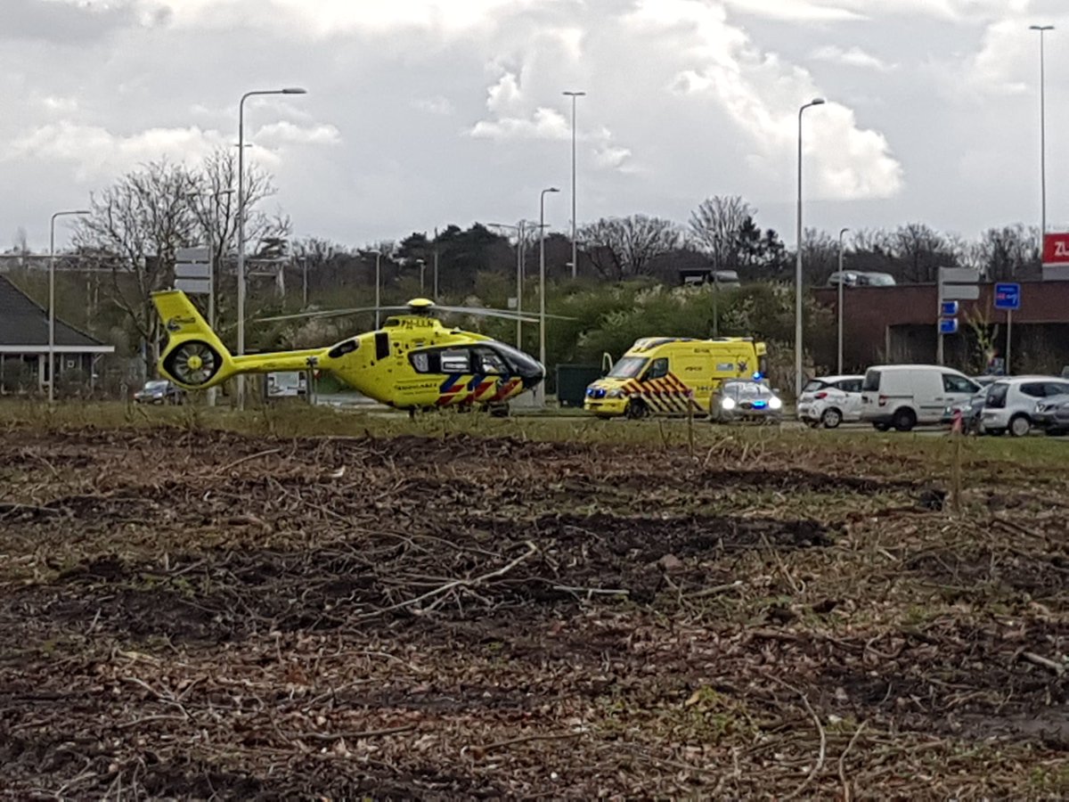NWolterink's tweet image. De #Lifeliner3 was op geroepen voor een Melding in #Leersum   hij is geland bij de snelweg bij #Maarsbergen