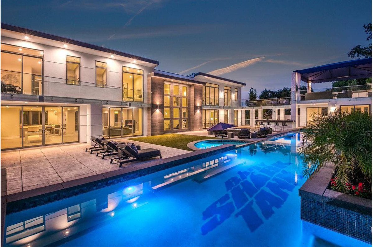 Realbashtank's tweet image. Views from Bash Manor🦈💸💸. Don’t miss the TRAIN or should I say the YATCH 

 dextools.io/app/ether/pair…