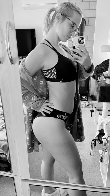 My big butt 😜😌   https://t.co/Tg836uaz5r https://t.co/lhv3jmlZYR