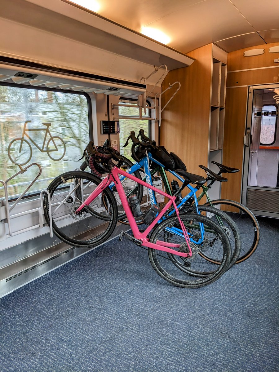 fietsersbond's tweet photo. Er zijn helaas weinig #fietsplaatsen in de treinen van NS, zeker met mooie zomerse fietsdagen in het vooruitzicht. Op de foto's goede voorbeelden van #fietsenindetrein in het buitenland! Ons advies aan NS: meer fietshaken en betere informatie➡️https://t.co/8Gg3Ymm1B7 https://t.co/IgXD2H7svA