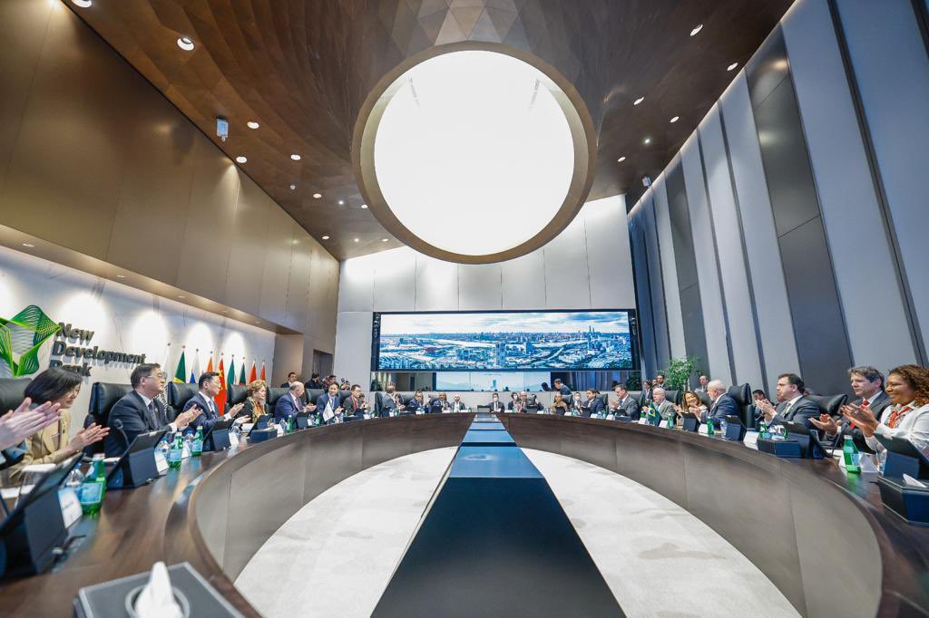 LulaOficial's tweet photo. Bom dia no Brasil! Em Xangai, participei da posse de @dilmabr como presidenta do Novo Banco de Desenvolvimento dos Brics e visitei a fábrica da Huawei.  O NBD é uma grande iniciativa para um desenvolvimento mais equilibrado do mundo.

📸: @ricardostuckert https://t.co/VhUc4qNLfr