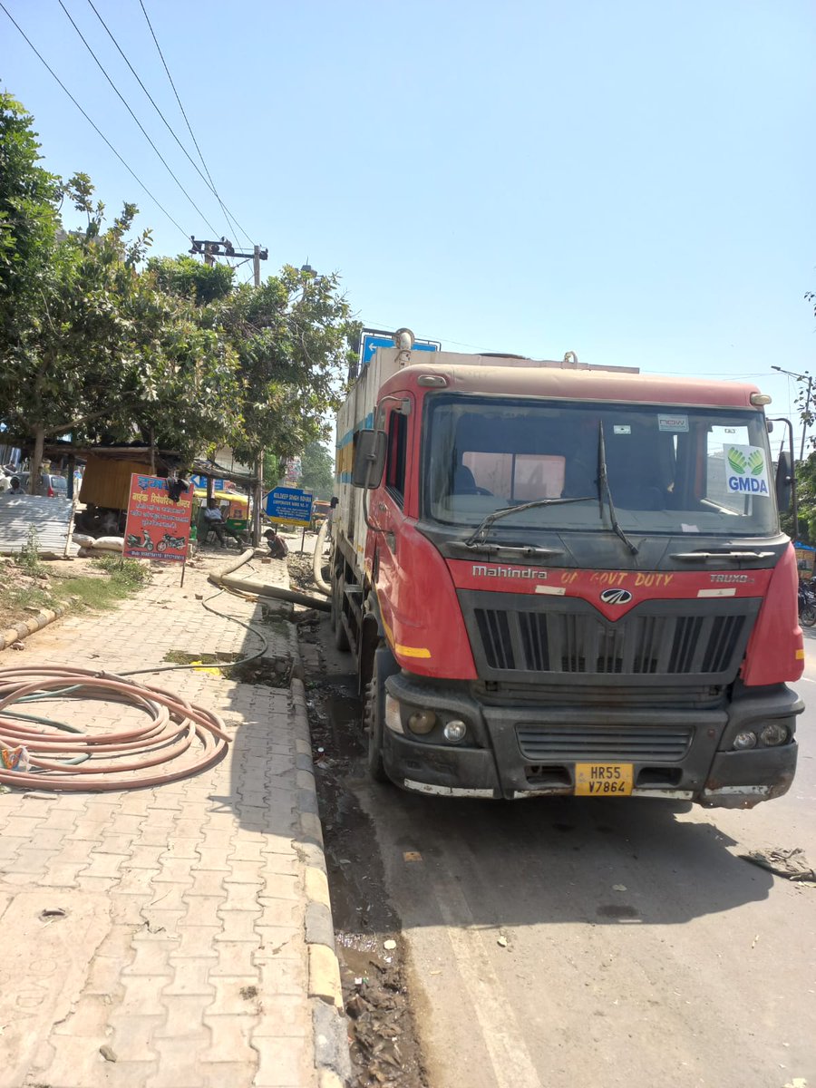 OfficialGMDA's tweet image. Desilting work of master storm water drain at sector 52/57 dividing road &amp;amp; cleaning of surface drain at Sikanderpur are in progress.
#drainage #Maintenancework