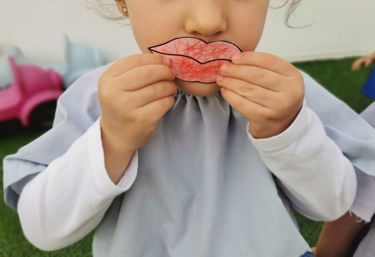 "Un beso lo cura todo"
Por eso hoy en la #EIViator no hay nada que nos pueda hacer sentir mal.
¡Regalemos todos los besos que podamos! 💋

#DiaInternacionalDelBeso 
#Koalaescuelasinfantiles
#besosparatodos