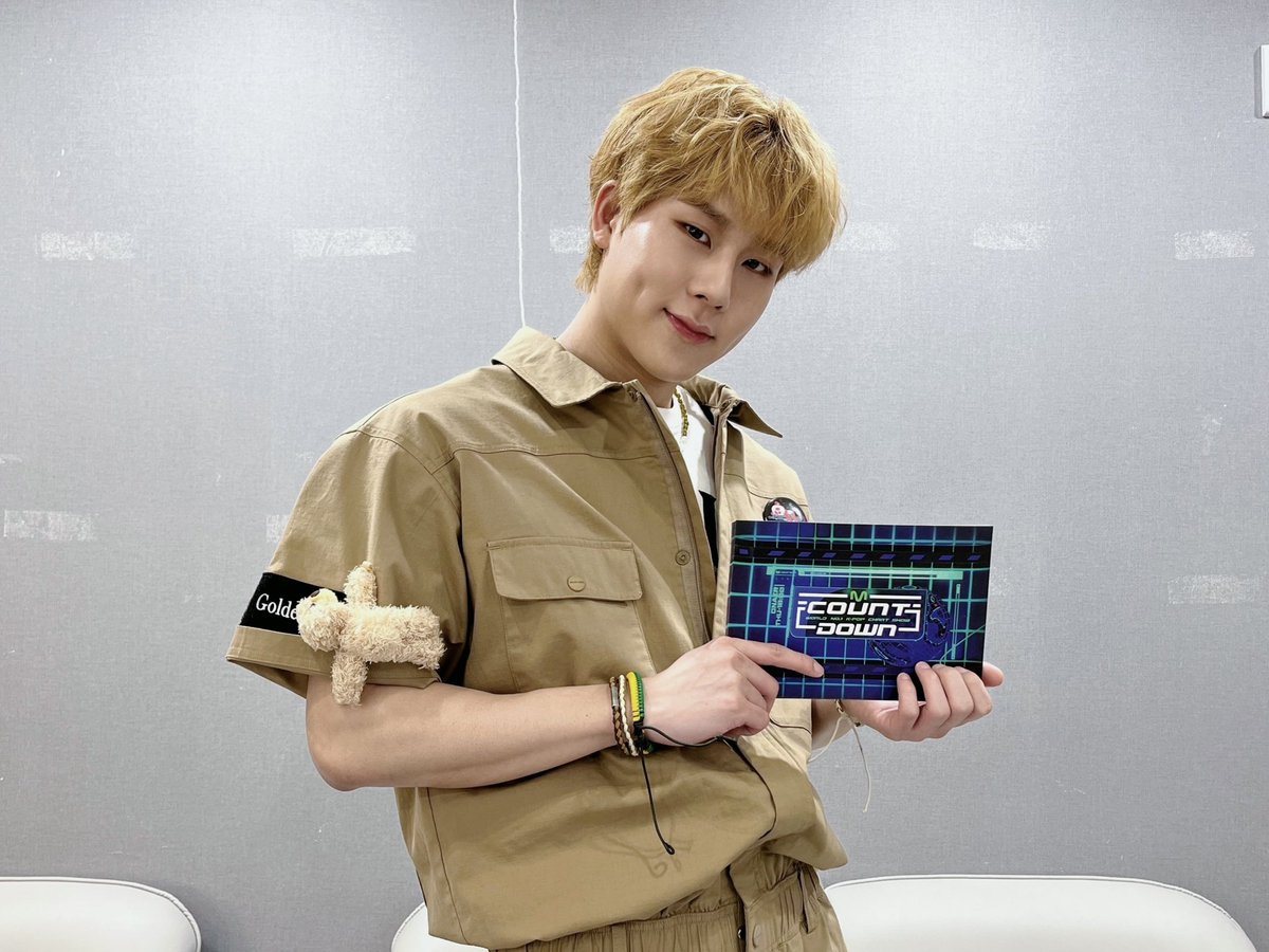 OfficialMONSTAX's tweet photo. 📸
230413 #몬스타엑스 #주헌
Mnet #엠카운트다운 완료 🐝

MC 허니 귀여움에 
몬베베 눈가 젖습니다~💦
허니 매력에 빠지고 빠지는 💦 
여기는 엠카카카라카카카!
오늘도 찰떡소화 완💚

#JOOHONEY 
#MONSTA_X #MONSTAX 
#Mcountdown https://t.co/eCwsz0Bye6