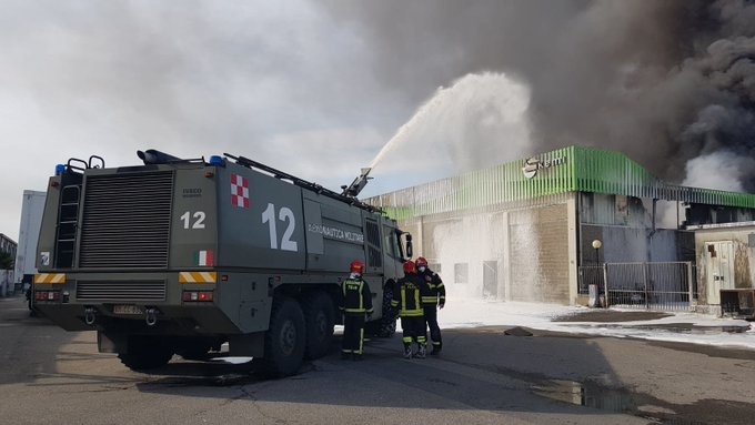 MinisteroDifesa's tweet image. "Grave incendio in un'azienda chimica. I @vigilidelfuoco chiedono supporto all'#AeronauticaMilitare che interviene da vicina Base di #Cameri con uno speciale mezzo antincendio.Le fiamme sono domate. Competenze #Difesa al servizio dei cittadini. Ben fatto", così Min @GuidoCrosetto