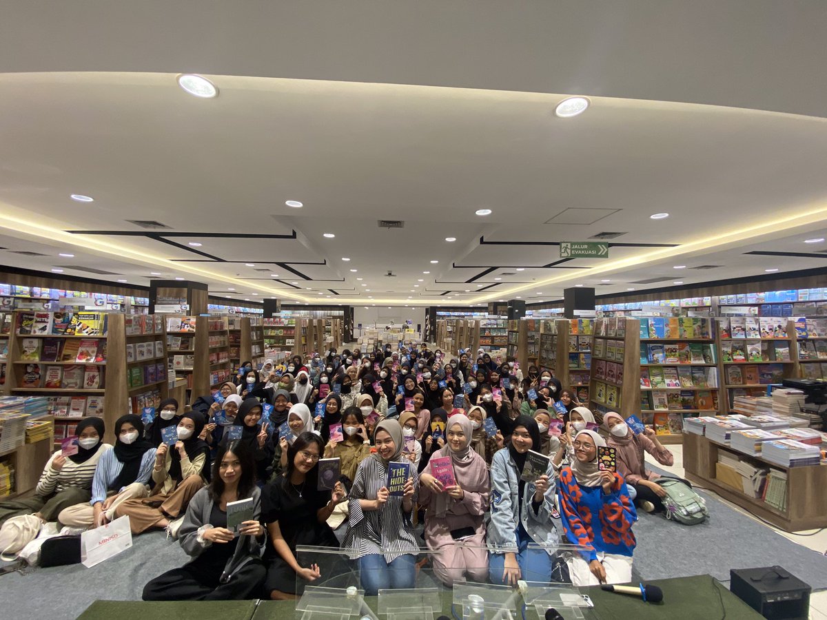 1st stop: Bandung

Terima kasih semua teman pembaca yang sudah hadir hari ini. Bagikan keseruan kalian yang hadir dengan hashtag ya! 😉

SOLO YOU’RE NEXT👊🏻
#BukuneStudyTour #Classof23