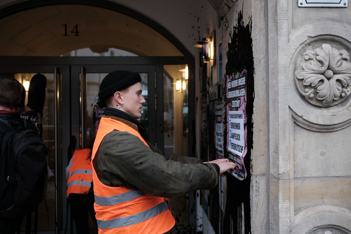 ExtinctionR_DE's tweet photo. 1/ 🚨The spring rebellion of #ExtinctionRebellion has begun!
🌍 Activists paint company headquarters and party headquarters with artificial oil to make the perpetrators of the climate and biodiversity crisis visible.
💥 #SpringRebellion #FrühlingsRebellion https://t.co/QhtRcnUKNL