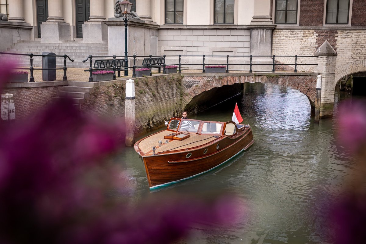 sibarone_'s tweet photo. Yes! Er komen zonnige dagen aan 🤩 Wil je genieten van het lentezonnetje op het water? Maak samen met je familie, vrienden of collega’s een rondvaart door en om de mooie historische binnenstad van Dordrecht en/of de Biesbosch. Hierbij verzorgen we graag een hapje en drankje 🥂 https://t.co/fQO5kY4K2r