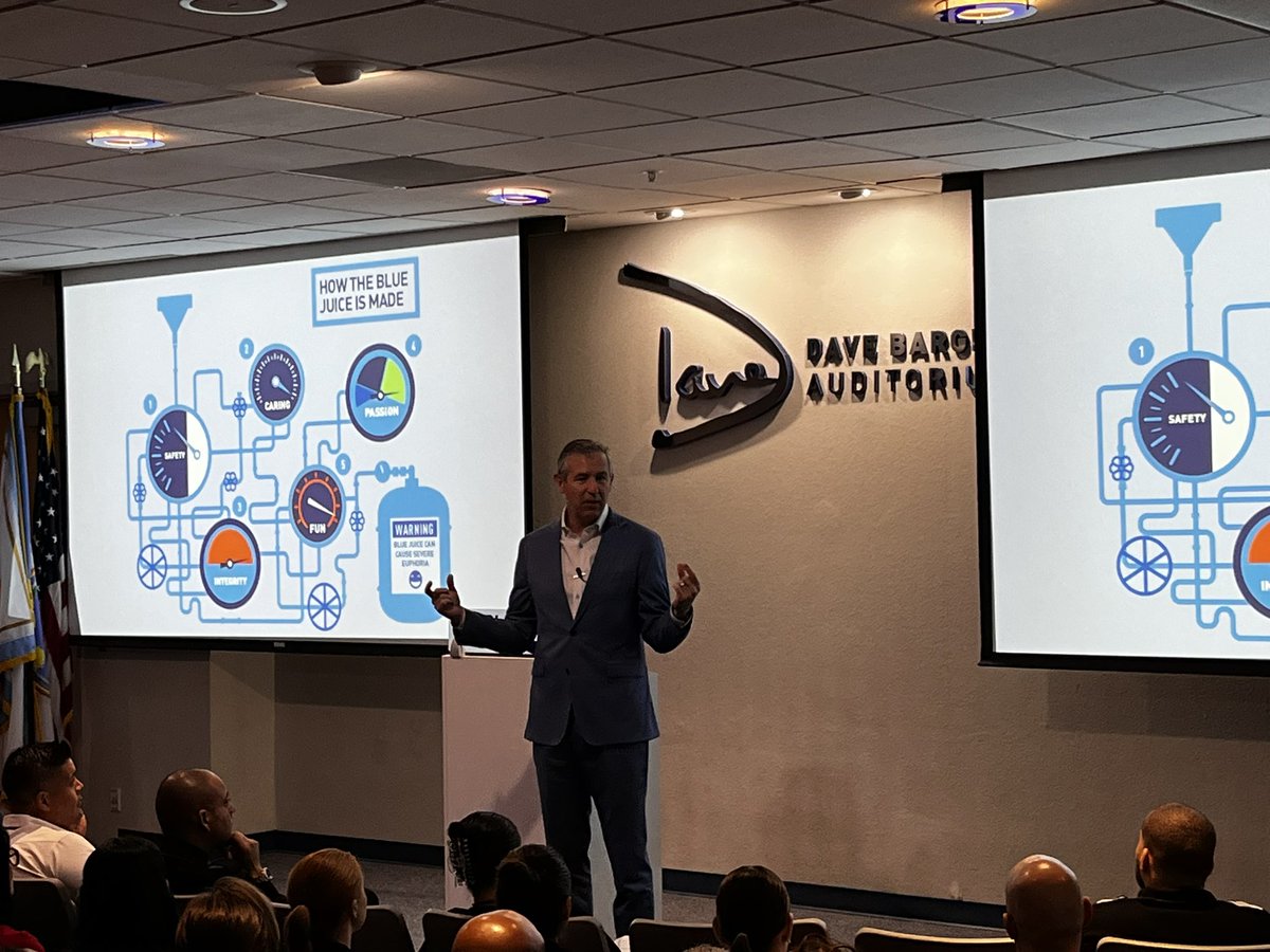 HappilyHarrySp's tweet photo. Welcoming ~200 new Crewmembers and seeing friends at JetBlue.  Leader in Residence. @HelloJetBlue https://t.co/ZegmZs7MBC