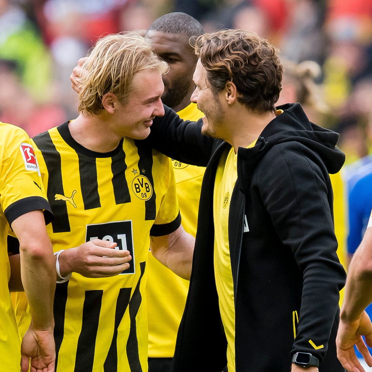 BVB's tweet photo. 🎙️ #Terzic zur Vertragsverlängerung mit Julian #Brandt: „Ich freue mich natürlich sehr, dass der Weg mit Julian hier gemeinsam weitergeht.“ 😊 #VFBBVB https://t.co/oKM4wX9Mip