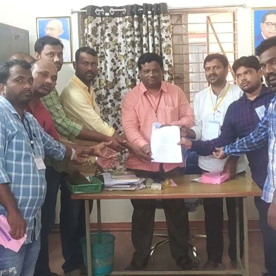 aitha_vijay's tweet photo. ప్రైవేట్ లెక్చరర్స్ సేవలను ప్రభుత్వం గుర్తించి వారి వెల్ఫేర్ కోసం కార్పోరేషన్ ఏర్పాటు చేయాలని,ఆరోగ్య బీమా సౌకర్యం కల్పించాలని, జాబ్ సెక్యూరిటీ ఉండాలని,12 నెలల జీతం ఇవ్వాలని, విద్యాసంవత్సరం మధ్యలో తీయవద్దని TPTLF అద్వరంలో ఖమ్మం లో జూనియర్ కాలేజ్ వద్ద ధర్నా.డబుల్ బెడ్ రూం ఇవ్వాలి https://t.co/zClpGJIaqS