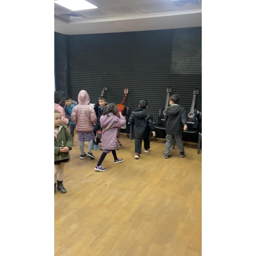 GSB_OltuGM's tweet photo. 📌Mehmet Akif İlköğretim Okulu öğrencilerine gençlik merkezimizde küçük bir gezinti yaparak, atölyelerimizi tanıttık.🎸🎤🎼🪗🎻🪕🎹🎸🎨🧑‍🎨🖼️

@kasapoglu 
@gencliksporbak 
@GSBgenclik 

#gsb #gsblife #resim #resimler #resimsanatı #resimatölyesi #resimkursu https://t.co/CRwDihvPAr