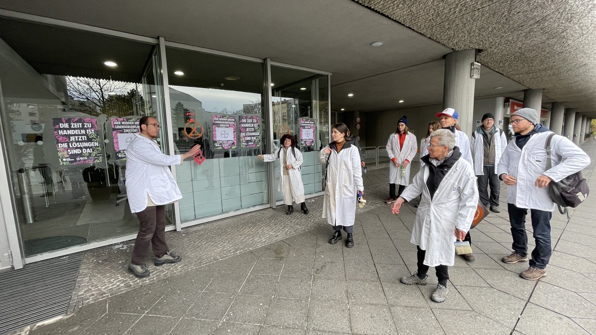 ExtinctionR_DE's tweet image. 3/ Besides us, our friends from @AufstandLastGen and @ScientistRebel1 are also involved in the actions. 🔬💪

Photo with the @SciReb_Germany at Bayer

More information about the #SpringRebellion here:
extinctionrebellion.de/aktionen/frueh…