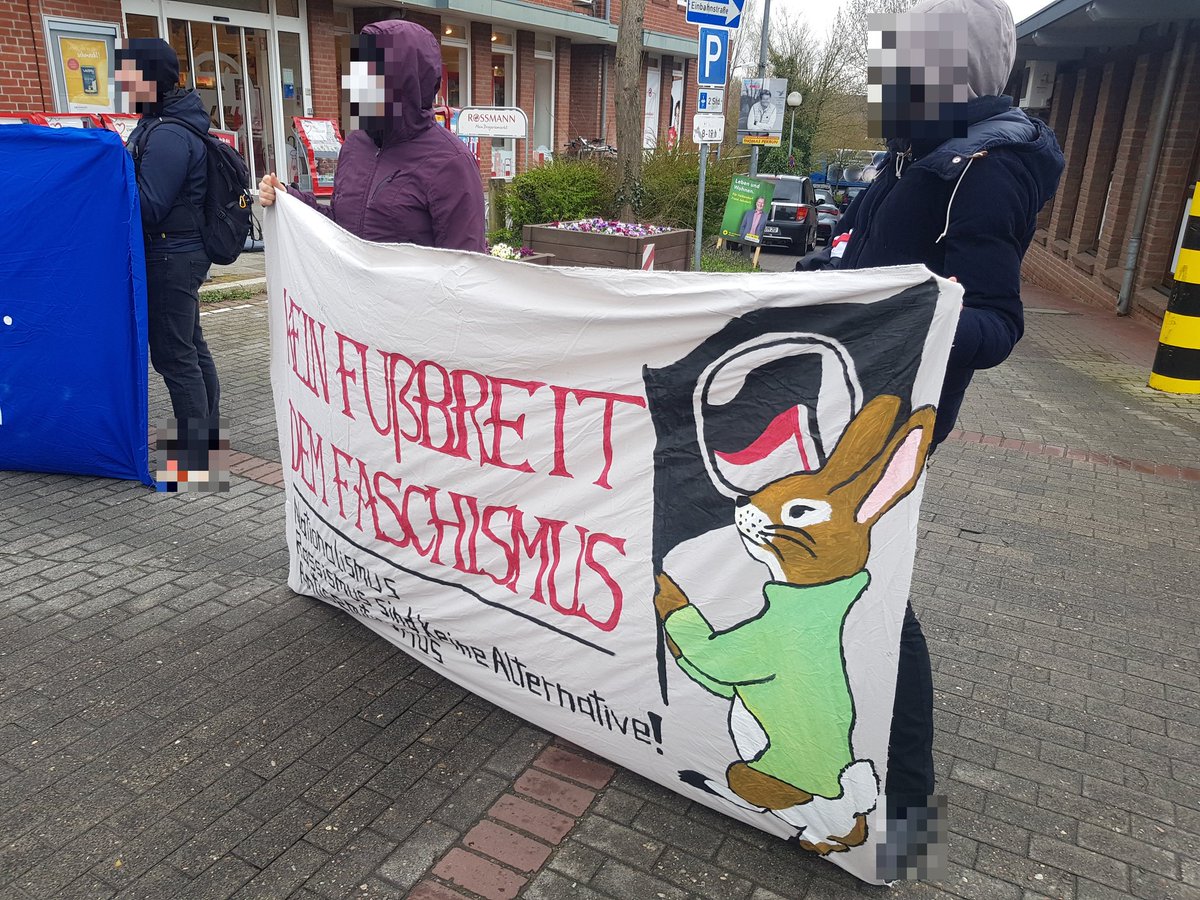 Heute demonstrierten ein dutzend Antifaschist*innen gegen einen Wahlkampfstand der #AfD in #Heikendorf. Während sich nur wenige Menschen für die Afd interessierten gab es viel Zuspruch für unseren Protest durch Passant*innen. 

#NoAfD #nonazissh