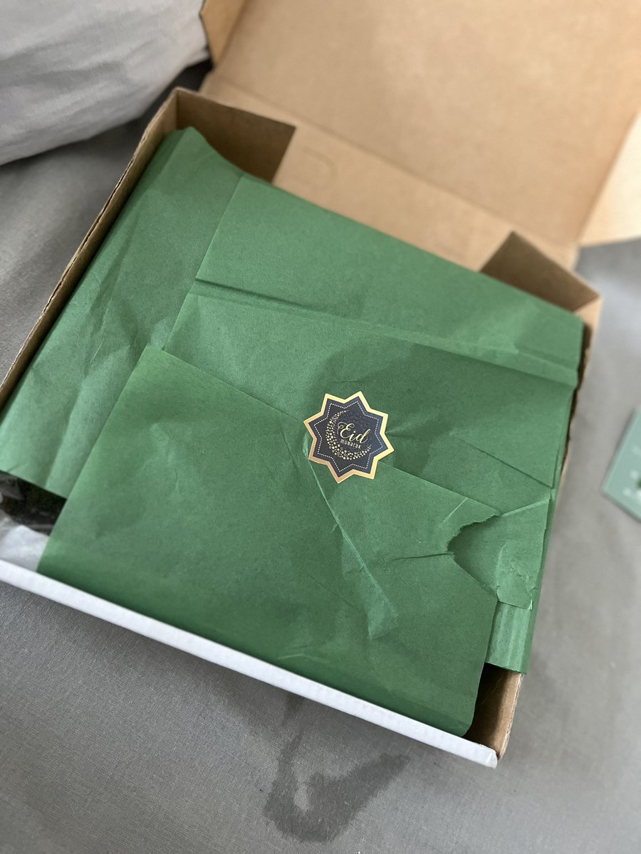 Yasin_Wunsung's tweet photo. THANK YOU FOR THR BROWNIES @ anonymous person who I “definitely” don’t know who bought it for me … may allah bless u in this life and the here after and ty @CoCakery for making them may allah accept it from you guys https://t.co/glKId8NTR7