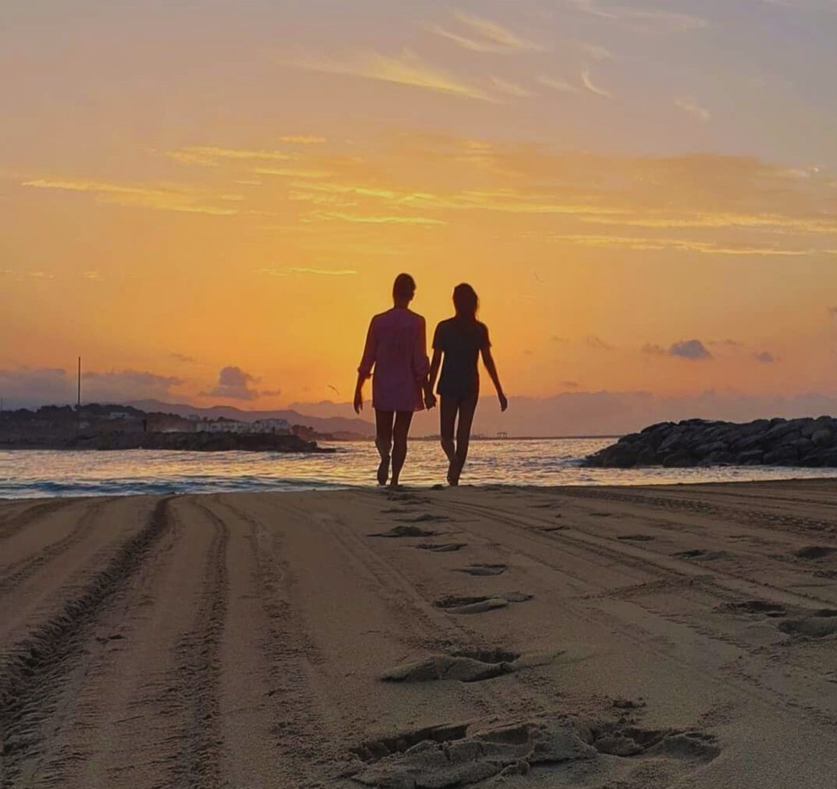 Un passeig per la vora del mar, una posta de sol... Poques coses fan falta per ser feliç, les coses més simples són les més extraordinàries🌅✨.
Si no saps que fer aquest cap de setmana, regala't un passeig per les platges de #Cubelles i gaudeix de la tranquilitat del mar💛