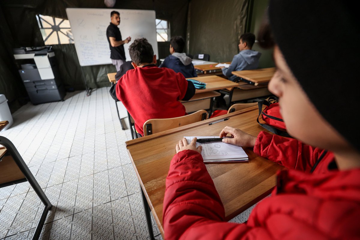 tcmeb's tweet photo. Antakya Nato Çadır Kenti’nde LGS ve YKS’ye hazırlanan öğrenciler için eğitim kampüsü hazırlandı. 830 öğrencinin eğitim aldığı kampüste sanat, spor ve rehberlik etkinlikleri de yer alıyor.

👉https://t.co/Yk9m0CjjHZ https://t.co/3hoQUWcjS1