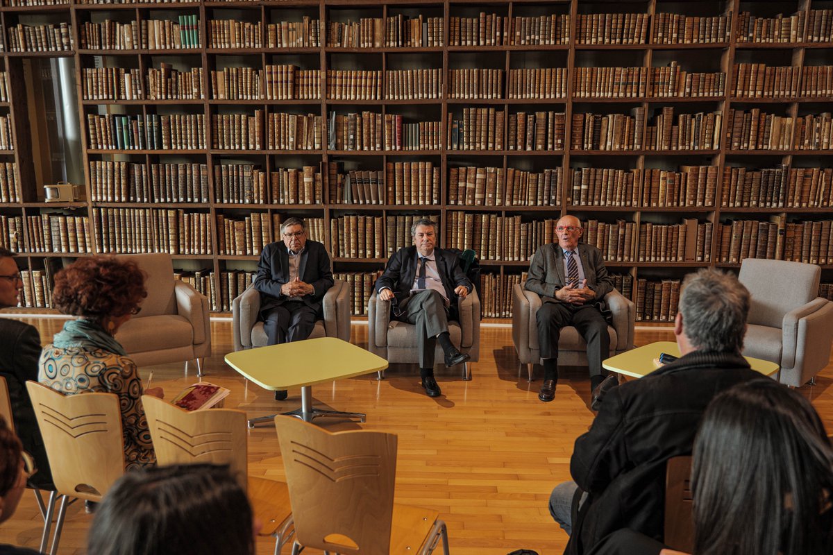 "DE GAULLE CHEZ VOUS" À LA MÉDIATHÈQUE 🇫🇷
Du 28 avril au 18 juin 2023, la Médiathèque Jacques-Chirac accueille l’exposition #DeGaulle #chezvous, réalisée par la Ville de #Troyes et la <a href="/Fondation_CdG/">Fondation Charles de Gaulle</a> de Paris. 1/4 #troyeschampagnemetropole 📸 M.Barrault