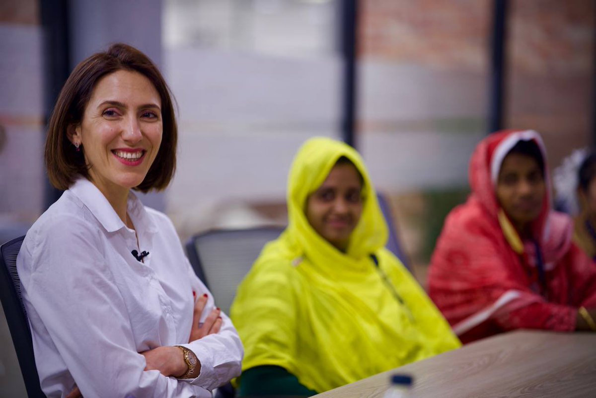 ValerieHayer's tweet photo. Très heureuse d’avoir échangé avec celles qui confectionnent les vêtements pour le reste du monde.

Le courage, la détermination de ces femmes forcent le respect.

Et toujours avec le sourire. https://t.co/i3MJCm7fFE