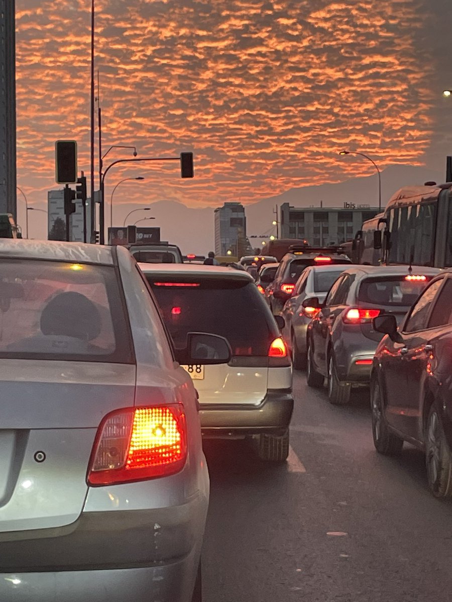 Manissa_G's tweet photo. Precaución, a esta hora esquina Alameda/Velásquez sin semáforo, se está generando gran congestión. Autos que vienen de norte a sur no dejan pasar. @Carabdechile https://t.co/jGXf9FWTqs