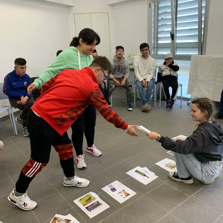 AsocAMIMET's tweet photo. Seguimos con los campamentos de Semana Santa de AMIMET. 

Ayer miércoles hicimos diferentes actividades. 👇
 
🗣️ Charla cuidado del medioambiente.
🎨Taller de manualidades con reciclaje.
🥄Visita taller artesano de madera Hermanos Orta.

📣¡¡Los campamentos duran hasta mañana!! https://t.co/5dRwQ8slSY