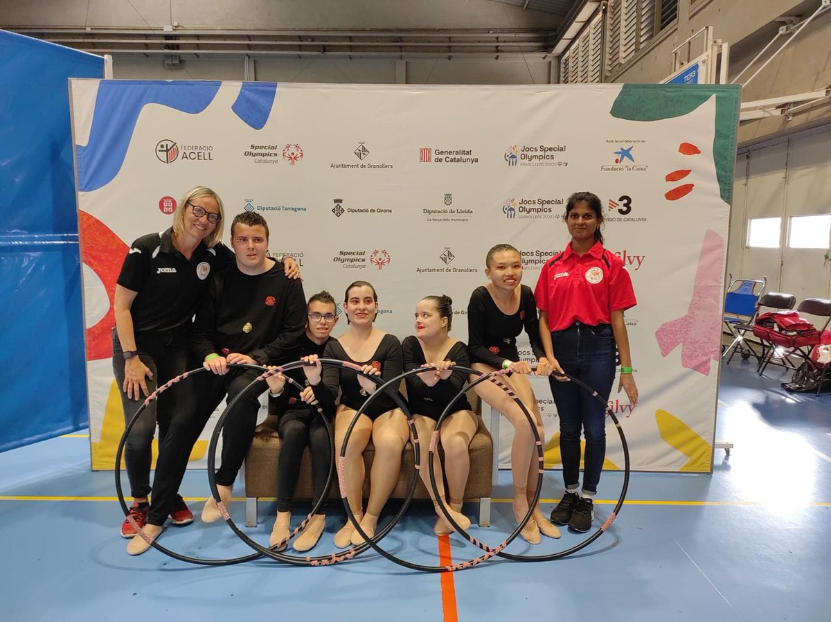 EUSES_Oficial's tweet photo. Molt orgullosos de la nostra delegada de 3r de CAFE @Nambreta_rm per la seva feina a l'equip de gimnàstica rítmica del Club Esportiu l'Àngel APASA i pel gran paper que van fer als @SOCatalunya 👏
#campusTE #specialolympics https://t.co/h6pE5nta7c