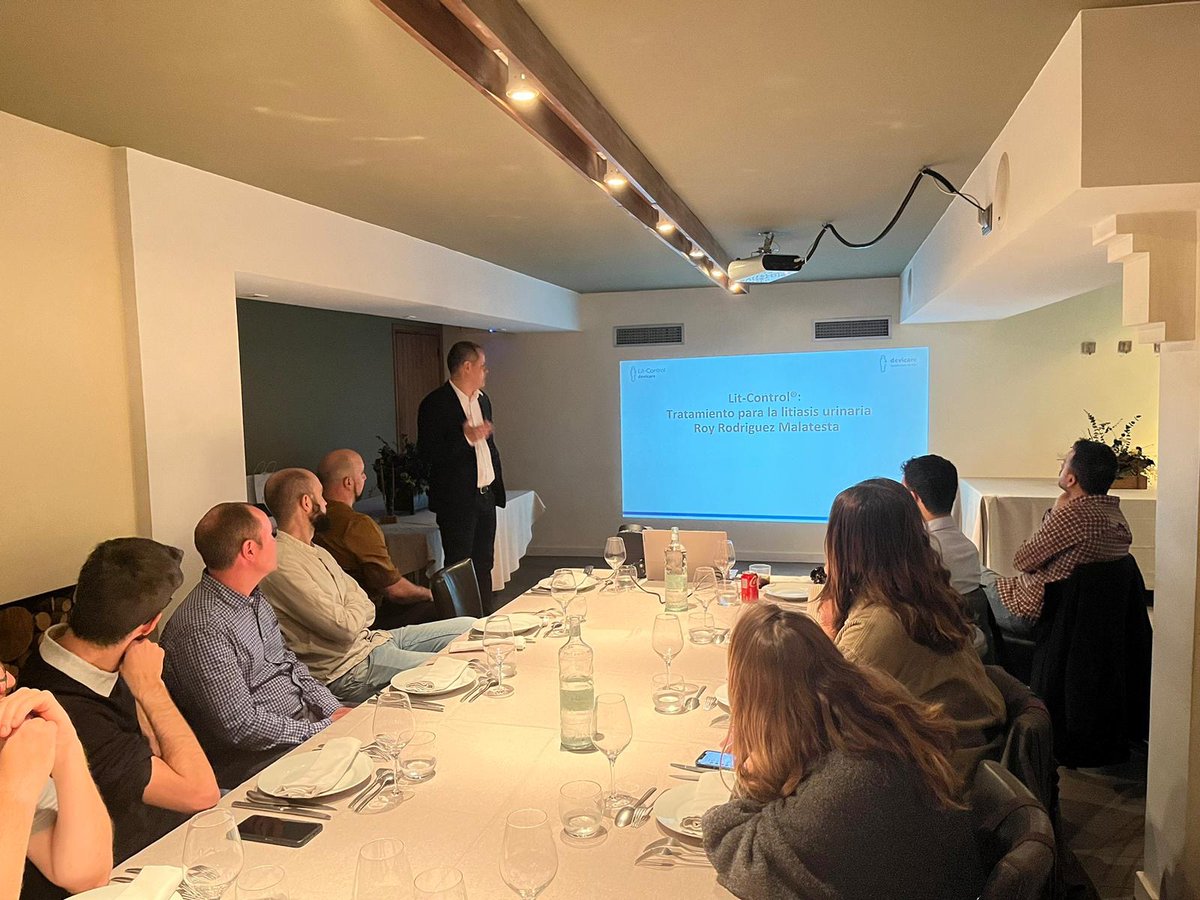 Muy contentos y agradecidos al Dr. <a href="/roymalatesta/">Roy Malatesta</a> y a todo el equipo del servicio de urología del <a href="/hospitaldelmar/">Hospital del Mar</a> que nos acompañaron ayer para repasar la evidencia científica de <a href="/LitControl/">Lit-Control</a>.
👏¡Fue un placer compartir este momento juntos! ¡¡Repetiremos!!