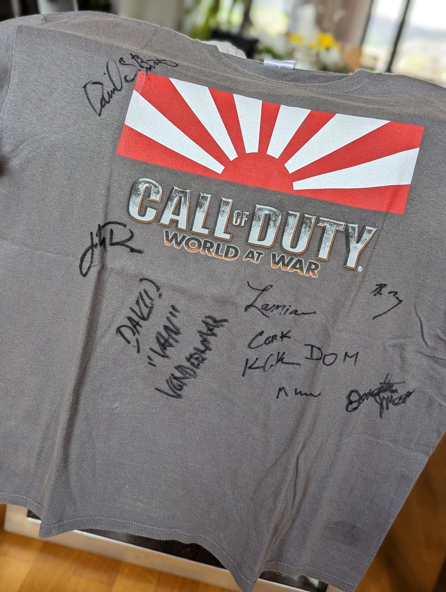 rabatzmacher's tweet photo. Kleiderschrank aufräumen und in alten Erinnerungen schwelgen. War ne tolle Zeit, tolle Menschen kennen gelernt. Tolle Events besucht..🥺 sogar nach LA durfte ich. Und ein Shirt mit Original Unterschriften der Entwickler.🥰 @codinfobase @CallofDutyDE @CallofDutyUK @GamerzOne_DE https://t.co/2VuXWP7UoD