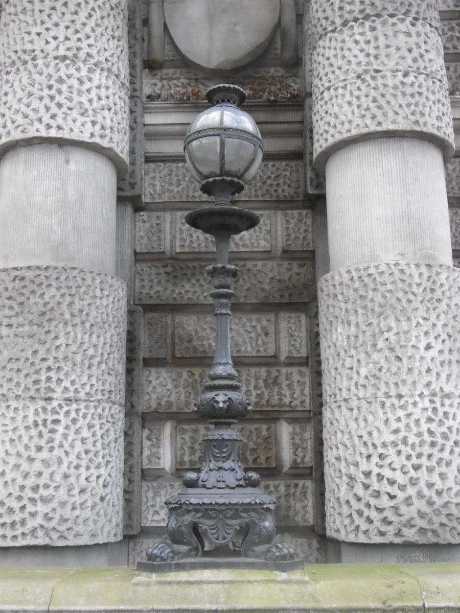 5thLackey's tweet image. #IronworkThursday @SBlandfo #Lampstandard on the #embankment below #SomersetHouse with added #vermiculation