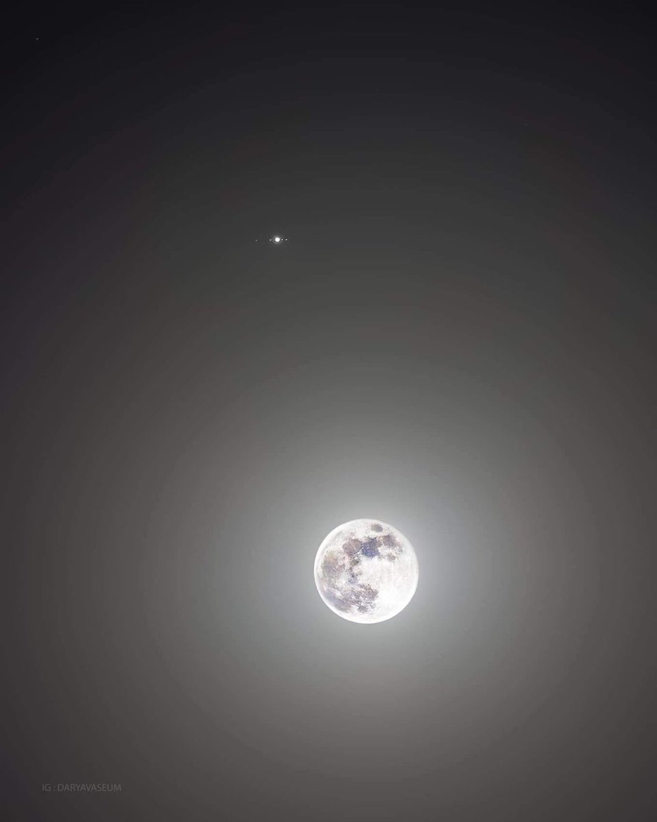 M1ONLOVER's tweet photo. Moon and Jupiter with 4 of it’s moons.
daryavaseum📸 https://t.co/1c3GE9R02B