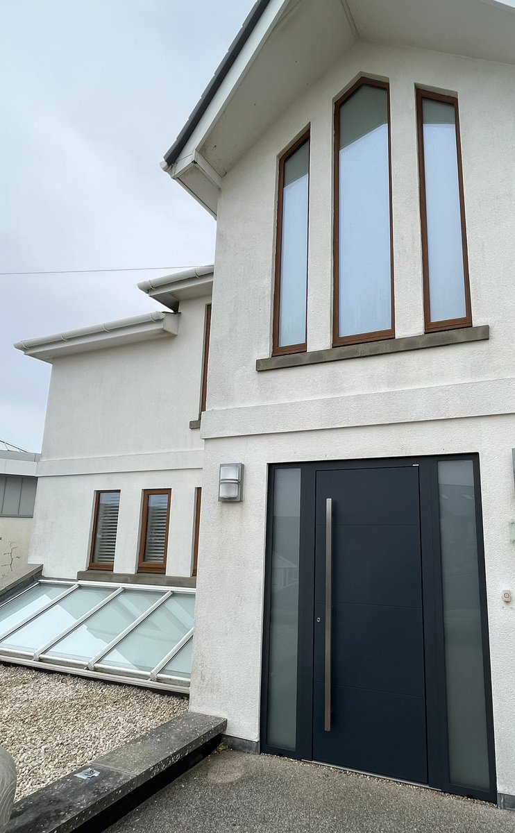 BenchmarkJosh's tweet image. An @InternormUK install in Saltdean last week by the @BenchmarkWin team 🚪

An anthracite grey AT540 aluminium entrance door with coupled sidelights allows for more light into the customers entrance 👌🏼