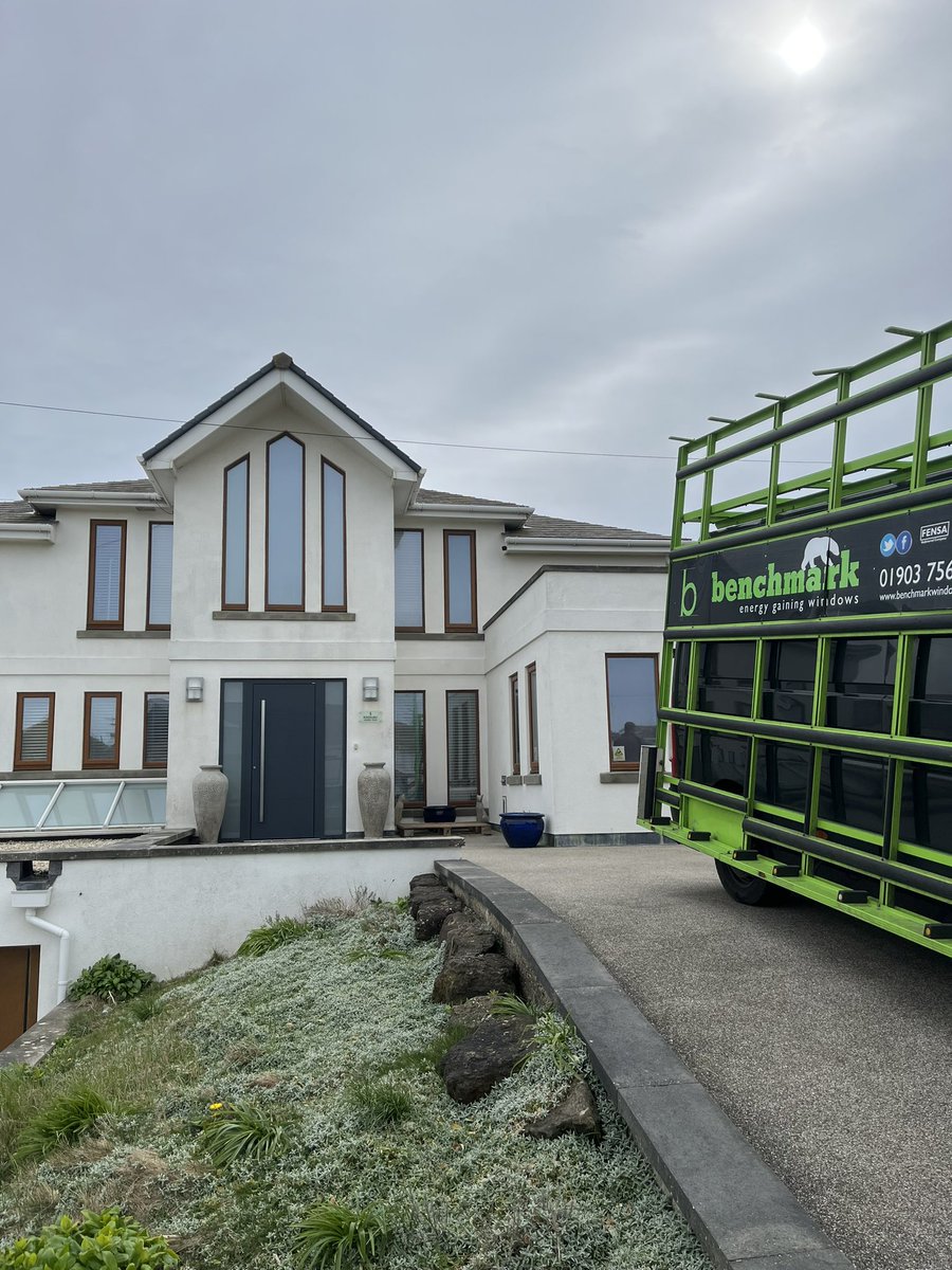 BenchmarkJosh's tweet image. An @InternormUK install in Saltdean last week by the @BenchmarkWin team 🚪

An anthracite grey AT540 aluminium entrance door with coupled sidelights allows for more light into the customers entrance 👌🏼