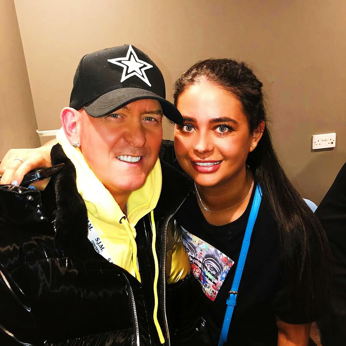 mickymodelle's tweet photo. Had Such a Great time On The Clubland Arena Tour With this Bunch
#MickyModelle #clublandanthems #clublandlive #clublandevents #tourlifestyle๐๐๐ฉ๐ฉ๐ฉ #djlife #clublandclassics https://t.co/AiZmxT2l3U
