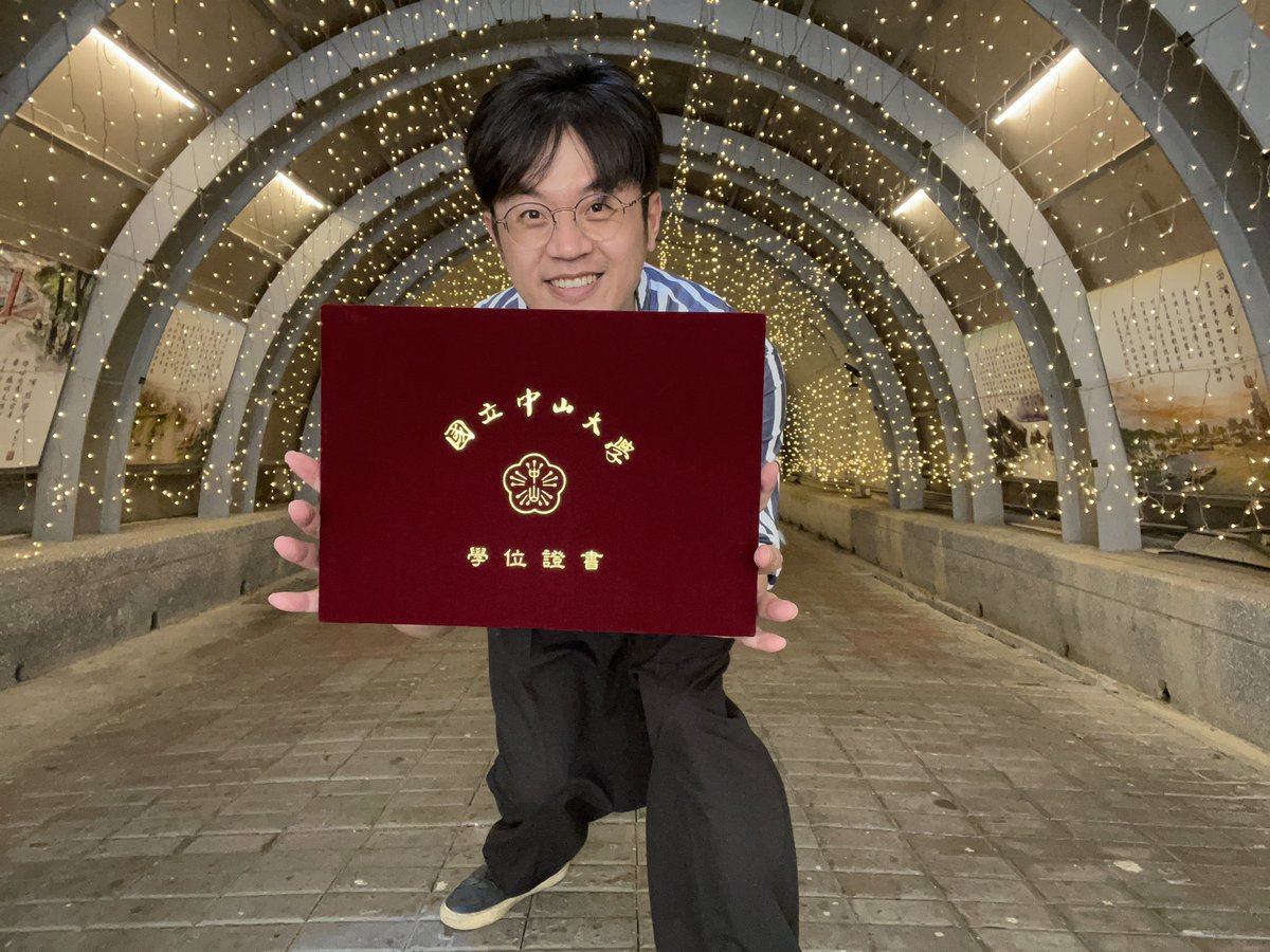 各位糖粉、媒體朋友，以及所有關心我論文進度的人，我畢業了。

今天到學校繳交紙本論文及辦離校手續，按照既定程序，大家很快就能上網看到我整本公開的論文。

來高雄中山大學通勤讀書這幾年，好像夢一樣，要工作、要開店、要選議員，要忙市長選舉，還要兼顧研究進度。我沒想到真的能在修業年限完成。