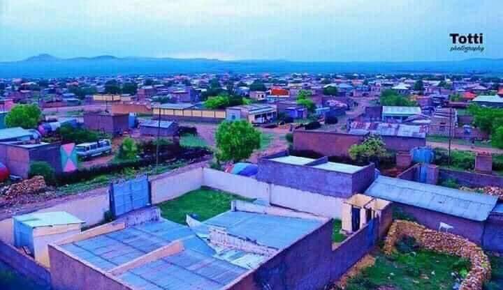 Qani56270199's tweet photo. Lafaciise sanadkii tagay waxaa kasoo baxay dakhli kabadan 23 milyan (23,800,000).

Shaqaalaha dowliga ah ee ka howlgala Lafaciise waxay ka badan yihiin 400 oo qof.

Hada ogow Lafaciise maaha Degmo ee waa Qabalee.@MediaWararka @Mustafe_M_Omer @AbiyAhmedAli https://t.co/Huwu315LaF