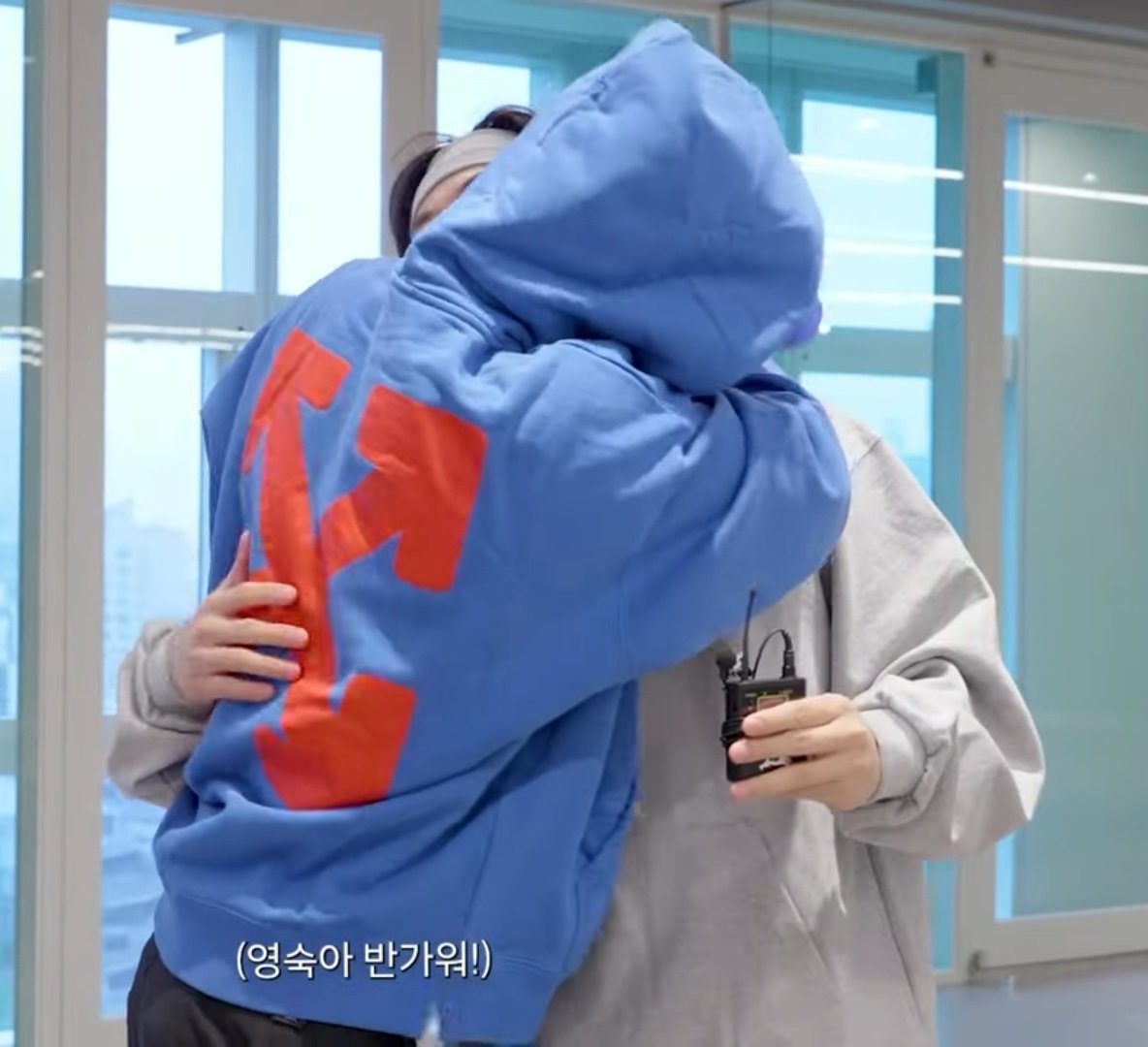 How to makeout: 2 steps, by EunHae

Hyukjae vers. :
1- Put your arm around them
2- Go for it 
Donghae vers:
1- Look at your crush
2- Choke, manhandle, kiss