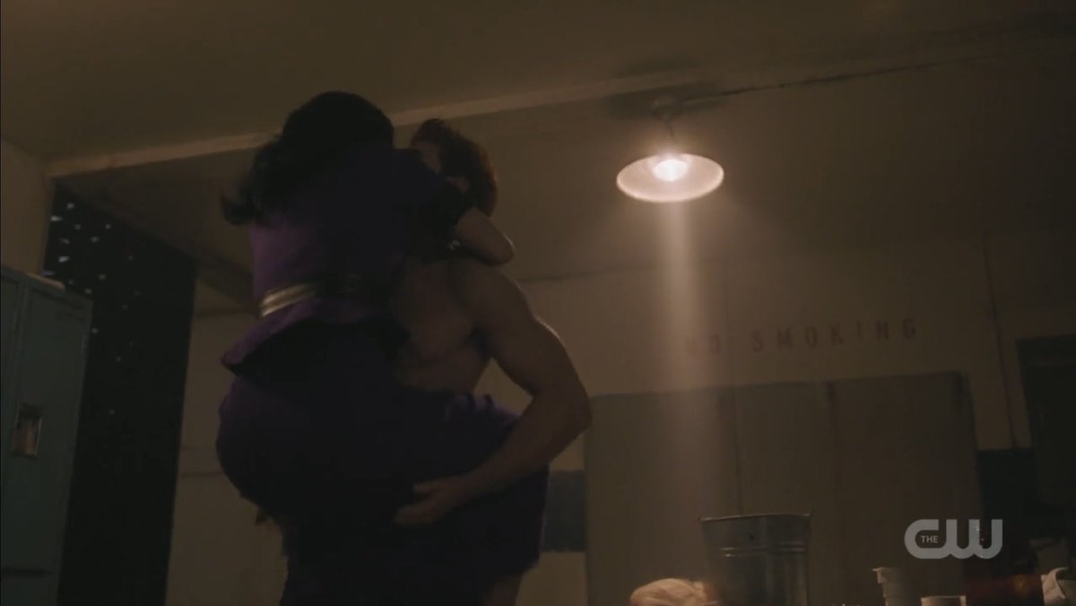 Ronnie grabbing Archie’s hair and him picking her up is just their thing 🥵😍 #varchie