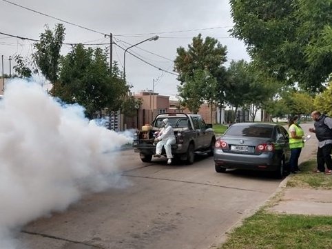 En Rafaela sostienen la prohibición de pulverización de fitosanitarios a 200 ms del límite periurbano. En la ciudad y llegando tarde para frenar al dengue el Municipio fumiga sin cuidados. Operario disfrazado de astronauta y operaria con chaleco para similar tarea... No entiendo!