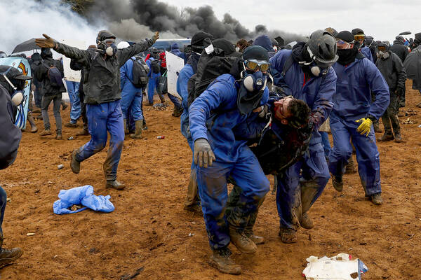 Unser Genosse Serge, der beim Widerstand gegen die Zerstörung von Umwelt und Klima im französischen Saint Solline von der Polizei schwer verletzt wurde, liegt seit 16 Tagen im Koma und sein Zustand ist schlecht: bonustracks.blackblogs.org/2023/04/11/auf…

#bassinesnonmerci #Solidarität