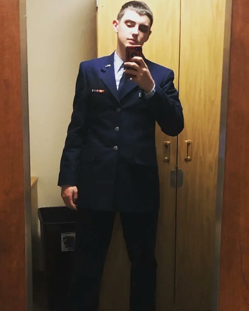 The intelligence leaker has allegedly been identified as Air National Guardsman Jack Teixera, a 21 year old intel analyst.

nytimes.com/live/2023/04/1…