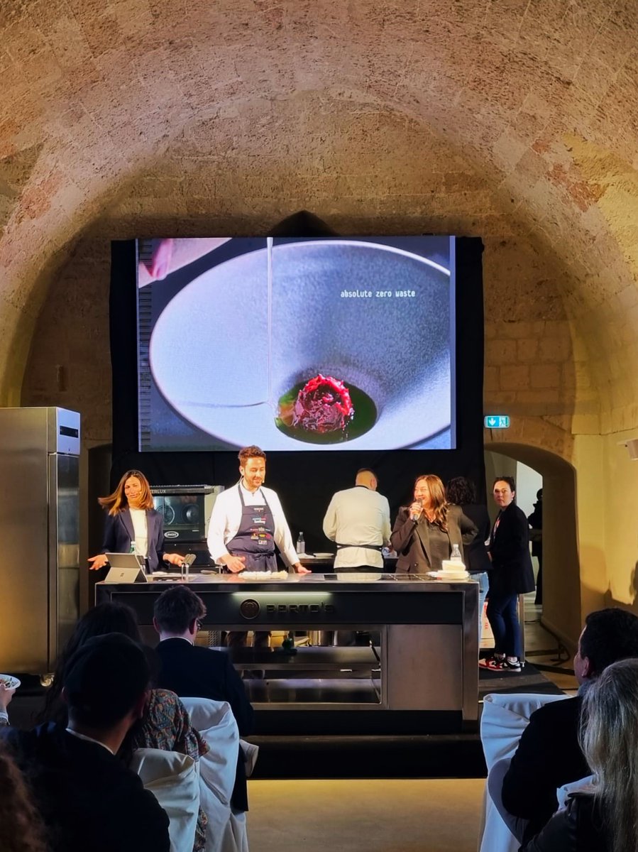 BertosEquipment's tweet photo. Grandi #chef, interessanti temi di confronto, location stupenda, #ShowCooking spettacolari.
#FoodExp LifeExperience non delude mai: felicissimi di esserci!
#Bertos #Chefsolutions https://t.co/LCCvICD3IA