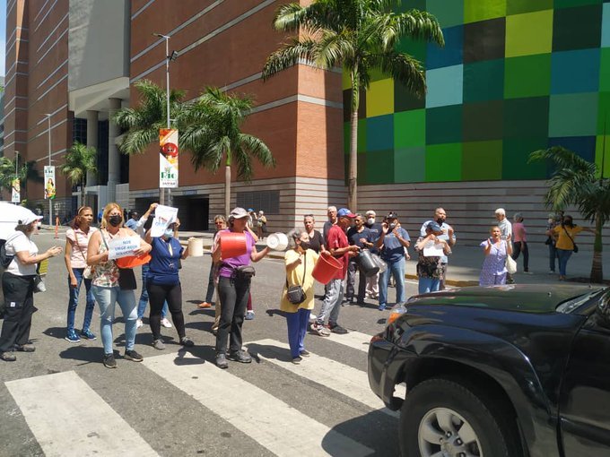 el_carabobeno's tweet photo. #13Abr | En Caracas vecinos de La Candelaria se encuentran a los alrededores del Sambil en protesta por tener más de 15 días sin agua 

Reportó @CarlosJRojas13 https://t.co/e6xBDtfvIt