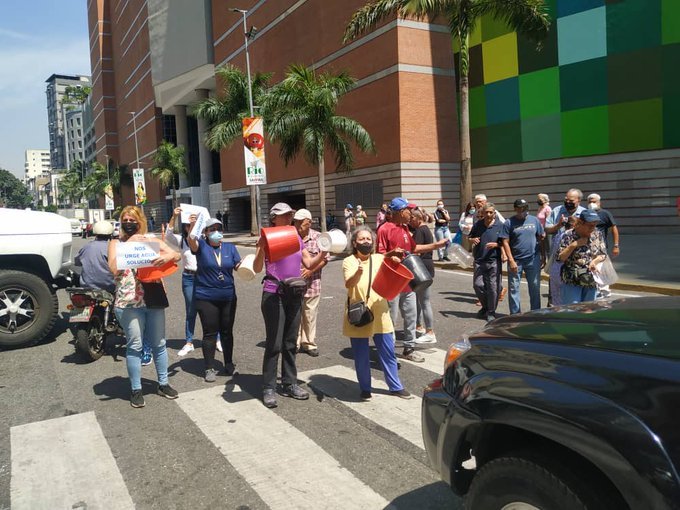 el_carabobeno's tweet photo. #13Abr | En Caracas vecinos de La Candelaria se encuentran a los alrededores del Sambil en protesta por tener más de 15 días sin agua 

Reportó @CarlosJRojas13 https://t.co/e6xBDtfvIt