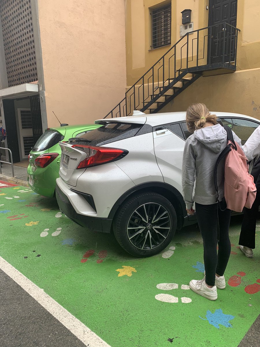 EVAPELLICER's tweet photo. Això es considera una zona “zebrejada emmarcada” on no es pot aparcar segons codi? Ho demano de veritat. No hi ha senyal vertical. (ESP) Esto se considera una zona zebreada enmarcada por linia continua donde no se puede aparcar?@ClubRACC @dvuelta @Multayuda https://t.co/UJCR38Hkre